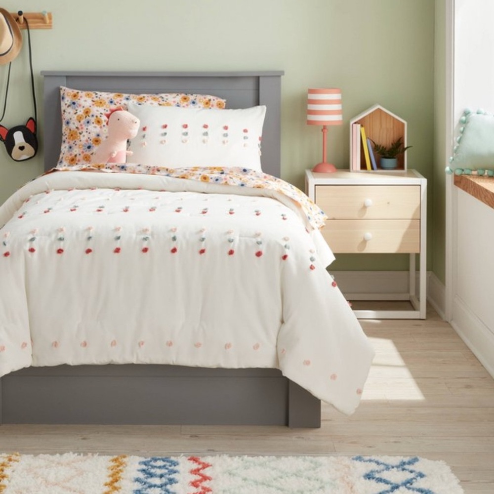 Pillowfort Pom Pom Bedding Set